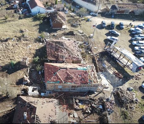 Покривите на над 100 къщи бяха отнесени