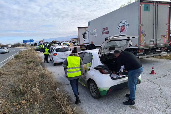 Полицаите проверяват водачите на МПС за употреба на алкохол, наркотици, за изправност на колите и др.