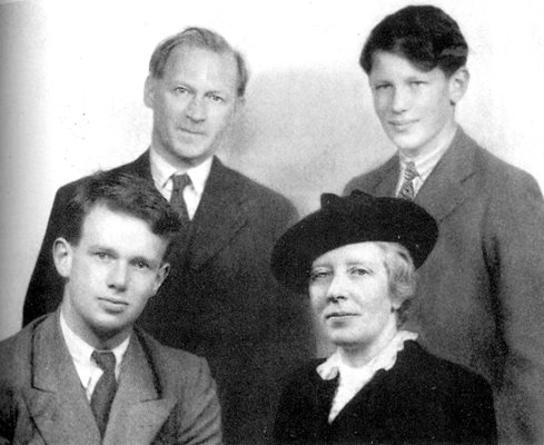 Франк Томпсън (отпред вляво) с родителите си и с по-малкия си брат Едуард-Палмър през 1939 г.