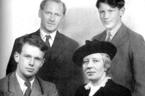 Франк Томпсън (отпред вляво) с родителите си и с по-малкия си брат Едуард-Палмър през 1939 г.
