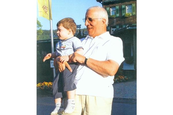 Професорът с любимия си внук Феликс в Германия.
СНИМКИ: ЛИЧЕН АРХИВ