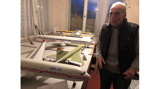 Стоян Милков показва колекцията си от макети на по-съвременни марки самолети.