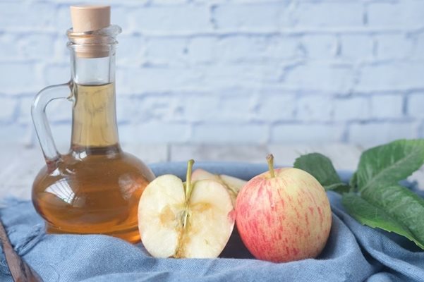 Ориентираните към най-полезните тенденции в храненето си приготвят сами оцет от ябълки.