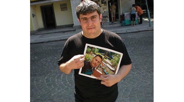Спас Василев използвал снимките на французина Александър Мартинез (на снимката в ръцете на Спас), за да създаде Александър Николов.