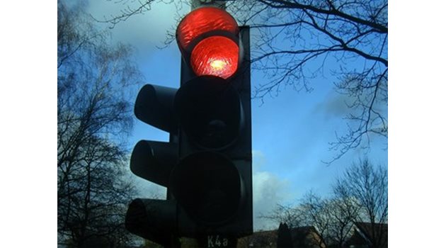 Около 3 часа сутринта на 28-и декември на кръстовището на булевардите „Цар Освободител” и „Осми Приморски полк” полицейски микробус форд транзит, преминавайки на червен сигнал на светофара, се блъска в таксиметров автомобил рено меган СНИМКА: Pixabay