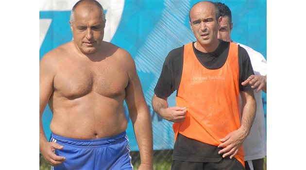 ЗАЕДНО: Вучката (вдясно) от години рита футбол с Бойко Борисов.