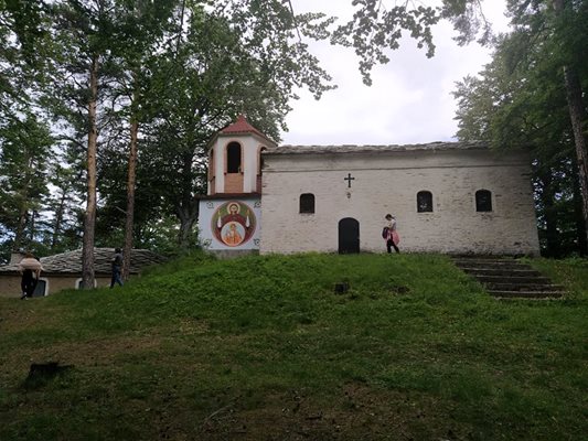 Манастирът е сгушен високо в гората и не е толкова известен. Снимки: Авторът