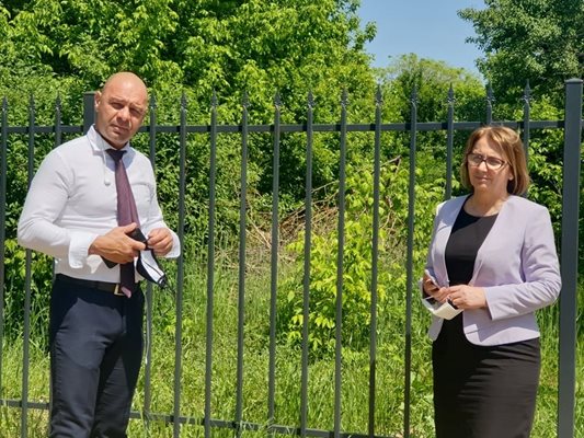 Кметът на "Тракия" Костадин Димитров и ректорът на АУ проф. Христина Янчева пред новата ограда на Ботаническата градина. 