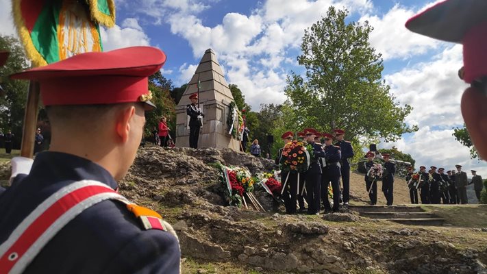 Поднасяне на венци и цветя на паметника пирамида, където министър-председателят Александър Малинов за втори път прокламира независимостта пред ликуващото търновско гражданство.