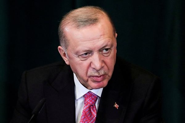 Ердоган пристигна в епицентъра на земетресенията Кахраманмараш