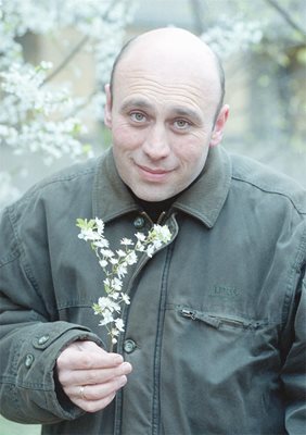 Кръстю Лафазанов се занимава с градинарство в дома си.