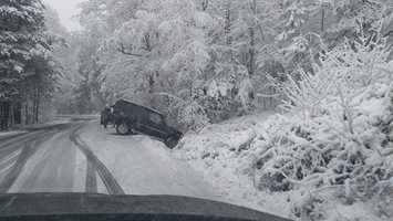 Сняг ограничи движението по пътя Кърджали - Ардино (Снимки)