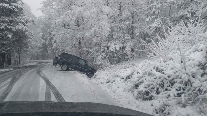Сняг ограничи движението по пътя Кърджали - Ардино Снимка: Ненко Станев