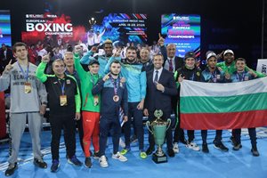 Боксът дари комплект медали от европейското в Белград на Музея на спорта