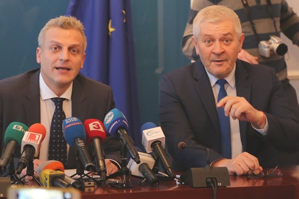 Здравният министър в оставка д-р Петър Москов и зам.-министърът на здравеопазването д-р Ваньо Шаркова