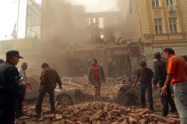 Пожарникари и граждани разчистват руините след срутването на сградата на ул. “Алабин” и търсят пострадали хора.