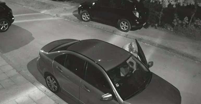 Нагъл крадец разбива кола пред камери във Варна. Кадри: Видео
