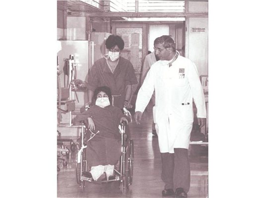Проф. Александър Чирков и малкия му пациент Иван, на когото присади първото сърце у нас през 1986 г.