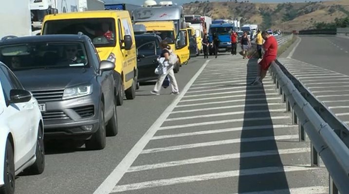 Километрични опашки се извиваха по границите най-вече през лятото, когато бе въведна проверката за неплатени глоби.