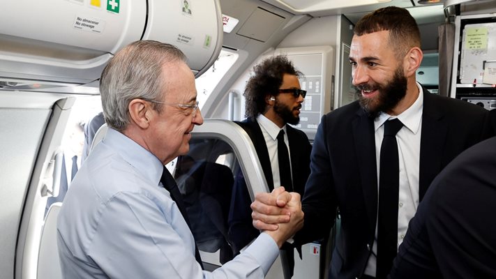Основната причина “Реал” да е на финал - Карим Бензема, се поздравява в самолета с президента Флорентино Перес. Снимка: клубен фейсбук