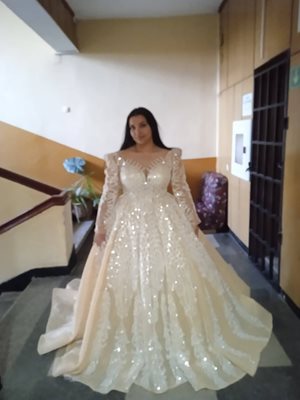 Девойка от Монтана се сгоди с уникална прелестна рокля за 4 бона
