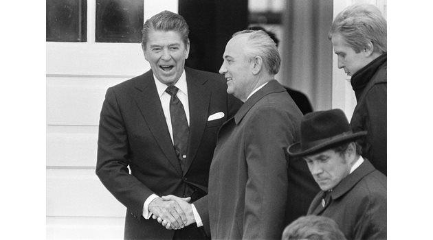 С приятелството си Рейгън и Горбачов поставят основите на мира.