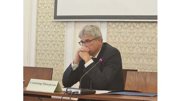 Станимир Михайлов в здравната комисия в парламента по време на изслушването си за избор на шеф на НЗОК през юли