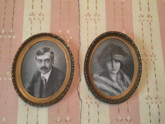 Портретите на Яворов и Лора в къщата музей “Яворов”