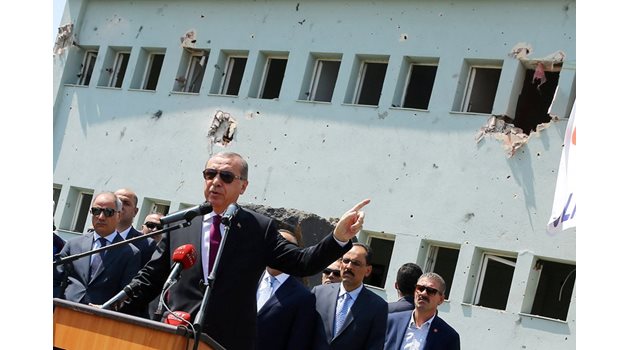 Турският президент Реджеп Ердоган говори в полицейска база в Анкара, където превратаджии убиха при бомбардировки десетки полицаи.