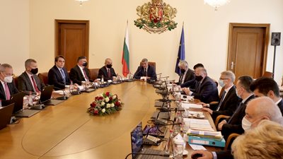 В четвъртък служебният премиер Стефан Янев събра министрите си на първо заседание.

СНИМКА: ЙОРДАН СИМЕОНОВ