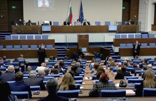 Парламентът започна в 14 часа с двучасова почивка