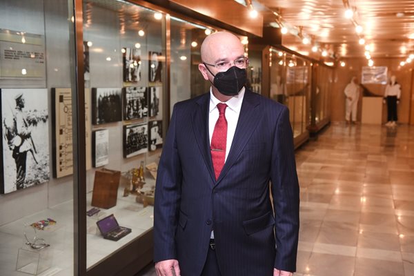 Проф. Венцислав Мутафчийски разглежда военномедицинския музей на ВМА.