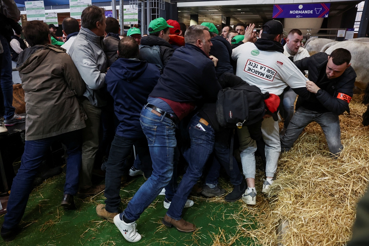 Протестиращи френски фермери нахлуха на голямо селскостопанско изложение в Париж