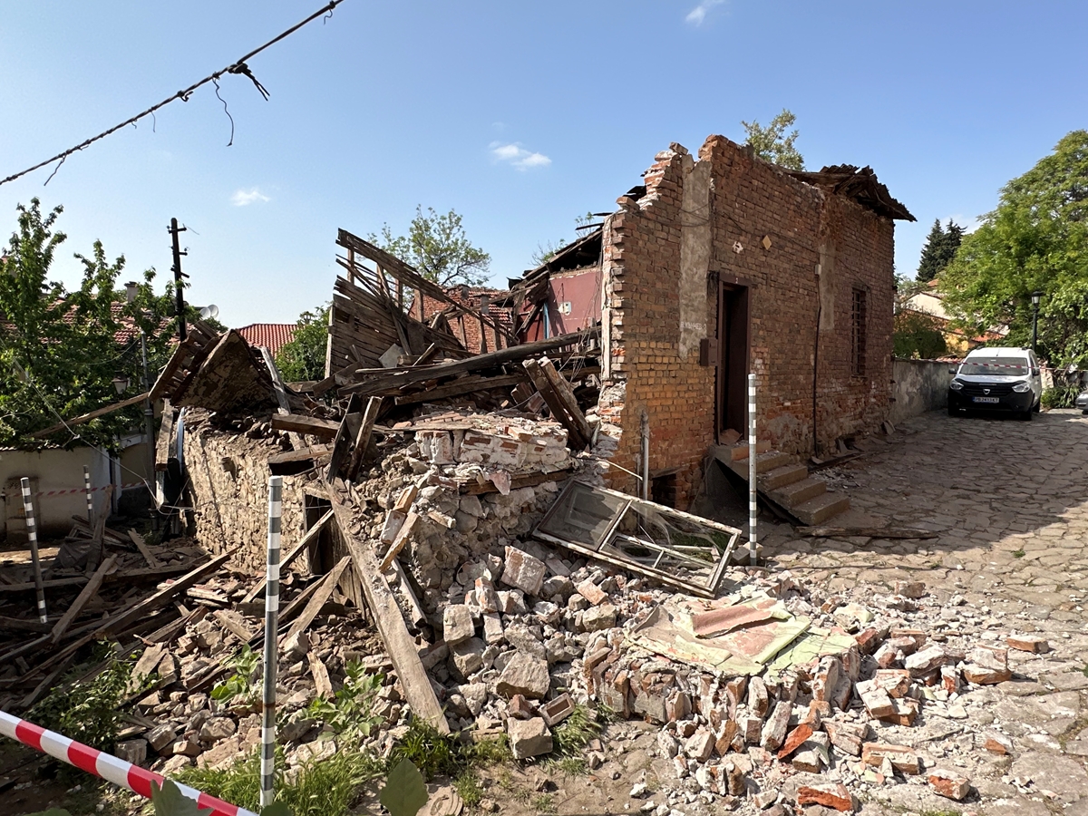 Рухна къща в Стария Пловдив. Съсед: Помислихме, че е земетресение (Снимки)