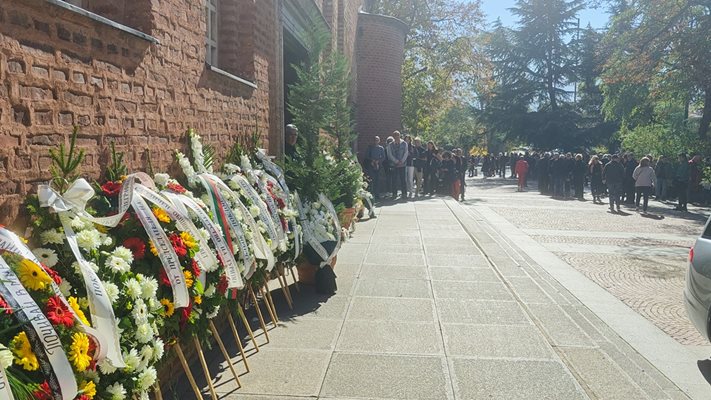 Десетки венци бяха положени пред църквата.

СНИМКИ: НИКОЛАЙ ЛИТОВ, ГЕОРГИ КЮРПАНОВ И ПЛАМЕН КОДРОВ