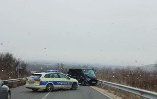 Кола и бус се сблъскаха по пътя Пазарджик-Пещера