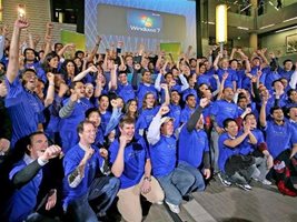 Стотици служители на Майкрософт отпразнуваха премиерата на Windows 7 на 22 октомври в Редмонд, щата Вашингтон.