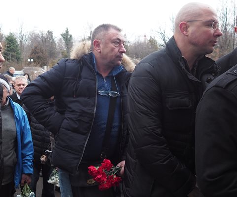 Божидар Искренов и Асен Букарев чакат да се сбогуват с Павел Панов. Вляво се вижда чакащият да влезе в ритуалната зала бивш шеф на МВР Румен Петков.