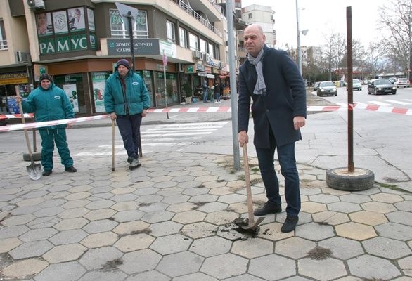 Кметът Костадин Димитров заби кирка в тротоара, който ще се ремонтира. Снимки: Евгени Цветков
