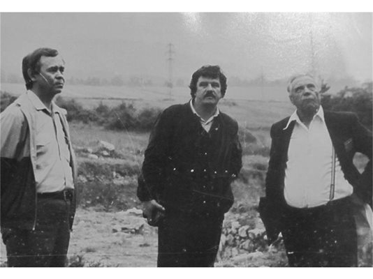 Съветските писатели Валентин Распутин (вляво) и Виктор Астафиев (вдясно) гостуват на Кръстев в Перущица в Деня на мъртвите през 1986 г. Кръстев вади топа от музея, курдисва го до паметника на въстаниците и го зарежда. Астафиев, който е бил артилерист през войната, дава команда "Огън по бюрокрацията!" и топът изгърмява за втори път.