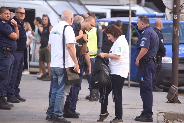 Полицаи проверяват багажите на протестиращи СНИМКА: Велислав Николов
