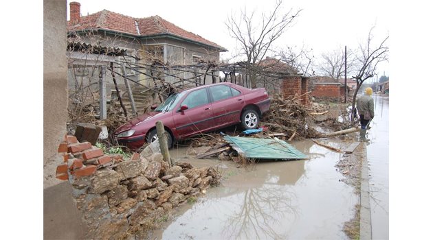 ХАОС: В село Бисер стихията не пожали хора, къщи и автомобили.