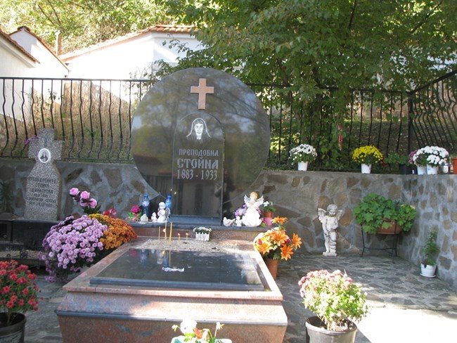 Гробът на Преподобна Стойна в двора на църквата 