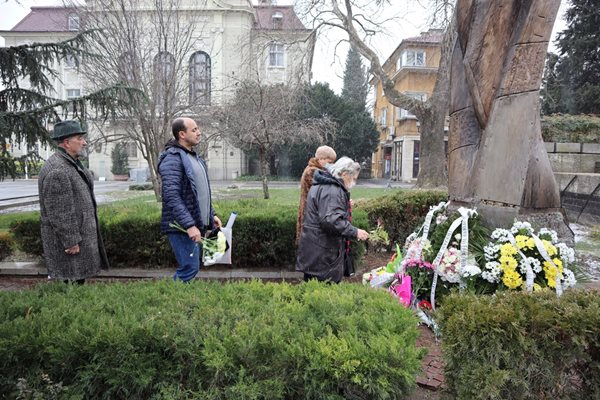 В последните години на 1 февруари се поднасят венци и цветя на паметника на репресираните в Пловдив.