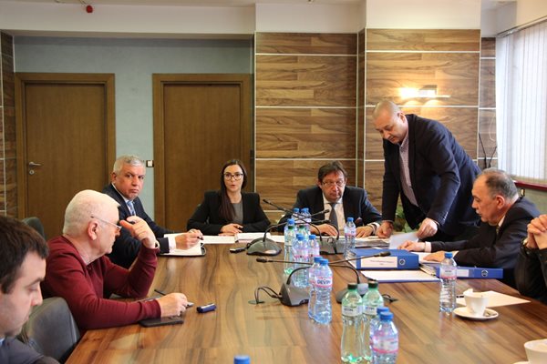 Работната среща на министъра на регионалното развитие и благоустройството арх. Иван Шишков за проблемите с водоснабдяването на община Омуртаг СНИМКА: МРРБ