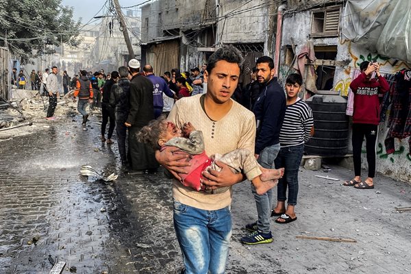 Палестинец изнася на ръце дете, след като временното мирно споразумение между Израел и "Хамас" приключи на 1 декември 2023 г. СНИМКА: Ройтерс