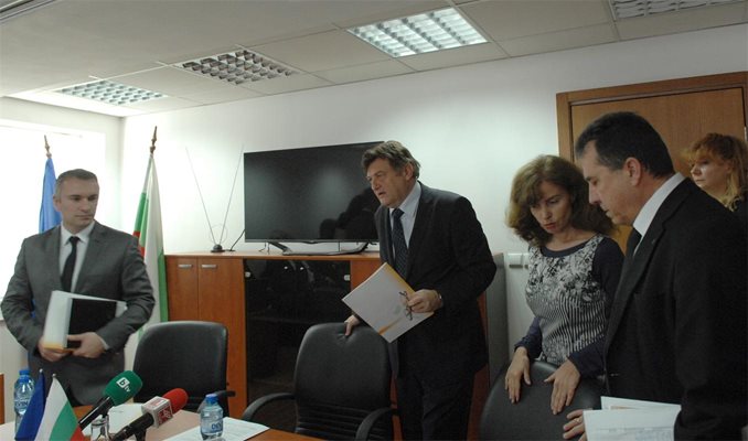 Министърът на инвестиционното проектиране Иван Данов (в средата) и шефът на агенцията по кадастър Валентин Йовев (вдясно) представиха приоритетите в работата си през 2014 г.