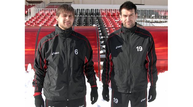 ОБРЪЩАЧИ: Цветан Генков (вляво) и Мартин Камбуров са двамата футболисти на "Локо" (Сф), които в миналия и този полусезон имат най-голяма заслуга за обърнатите от железничарите резултати.