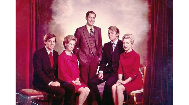 Президентът (в ляво) с братята и сестрите си.