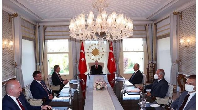 Ердоган прие лидера на ДПС на закрита за медиите среща в бивш султански дворец в Истанбул.

СНИМКА: ДПС

